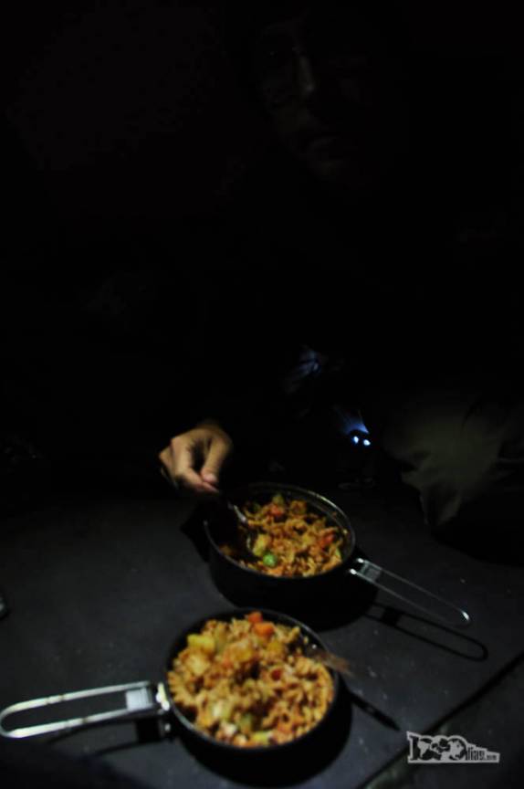 Preparando nosso delicioso jantar na 1a noite da nossa travessia do Parque Nacional da Serra dos Órgãos, no Rio de Janeiro, na nossa barraca no Castelo do Açu